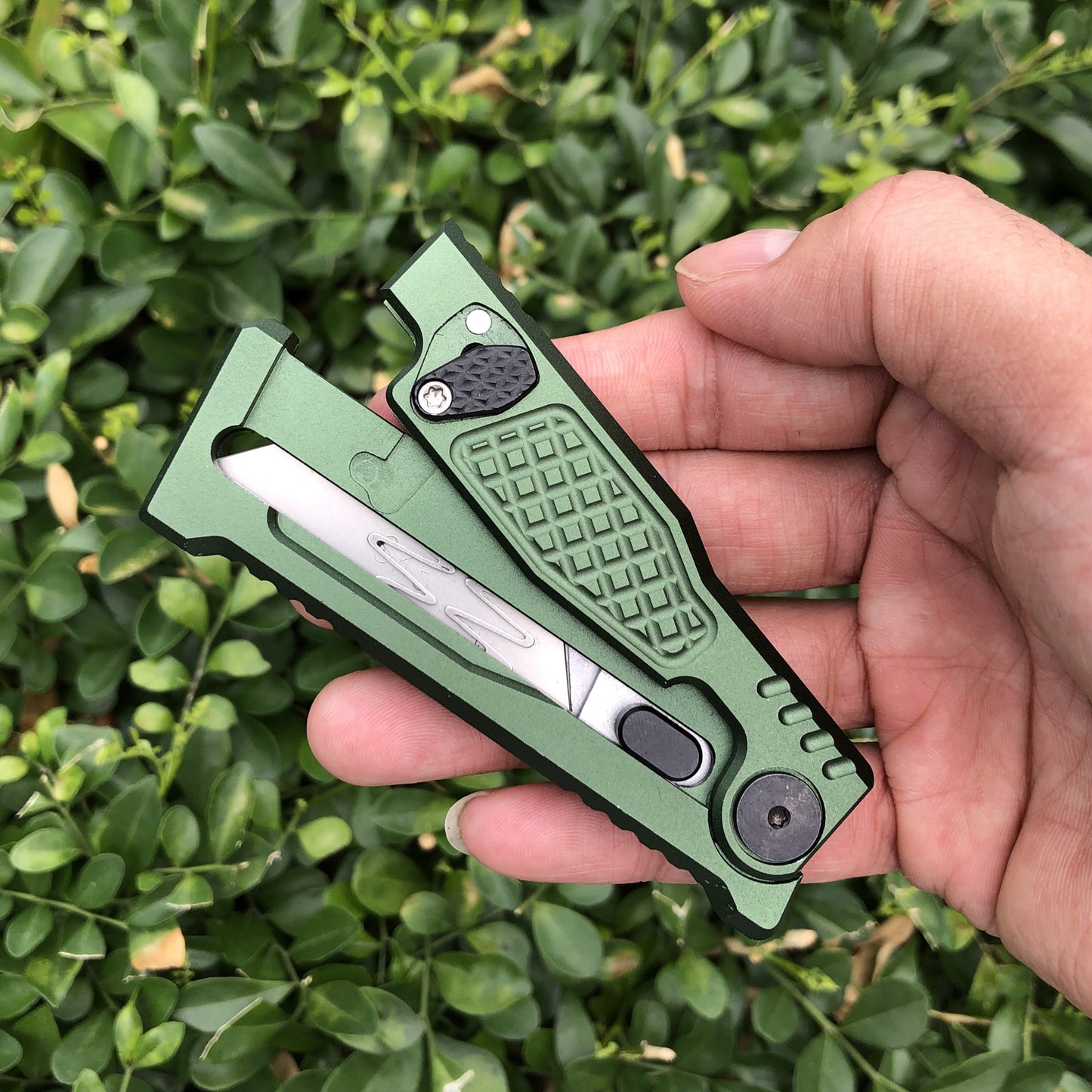 Pocket Utility Knife, Green Retractable Utility Knives, EDC Box Cutter Retractable Pocket Knife with 5PCS Razor Blades, Safty Heavy Duty Box Cutter with Clip